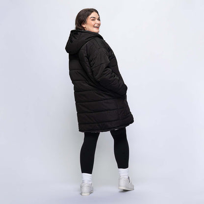 size: Claudia is 173cm wearing a size L/XL