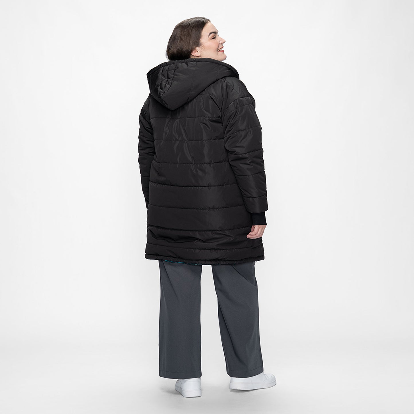 size: Claudia is 173cm wearing a size L/XL