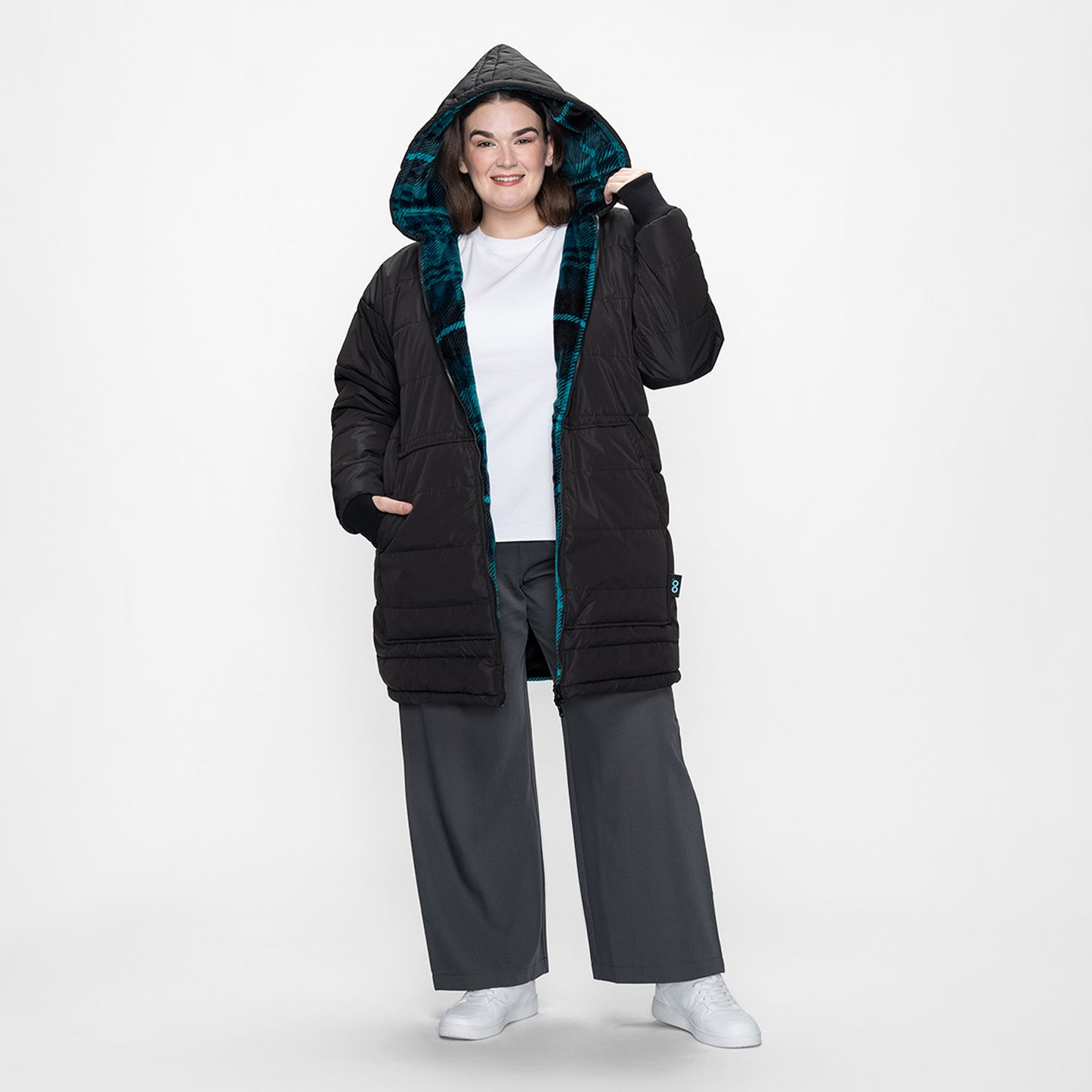 size: Claudia is 173cm wearing a size L/XL