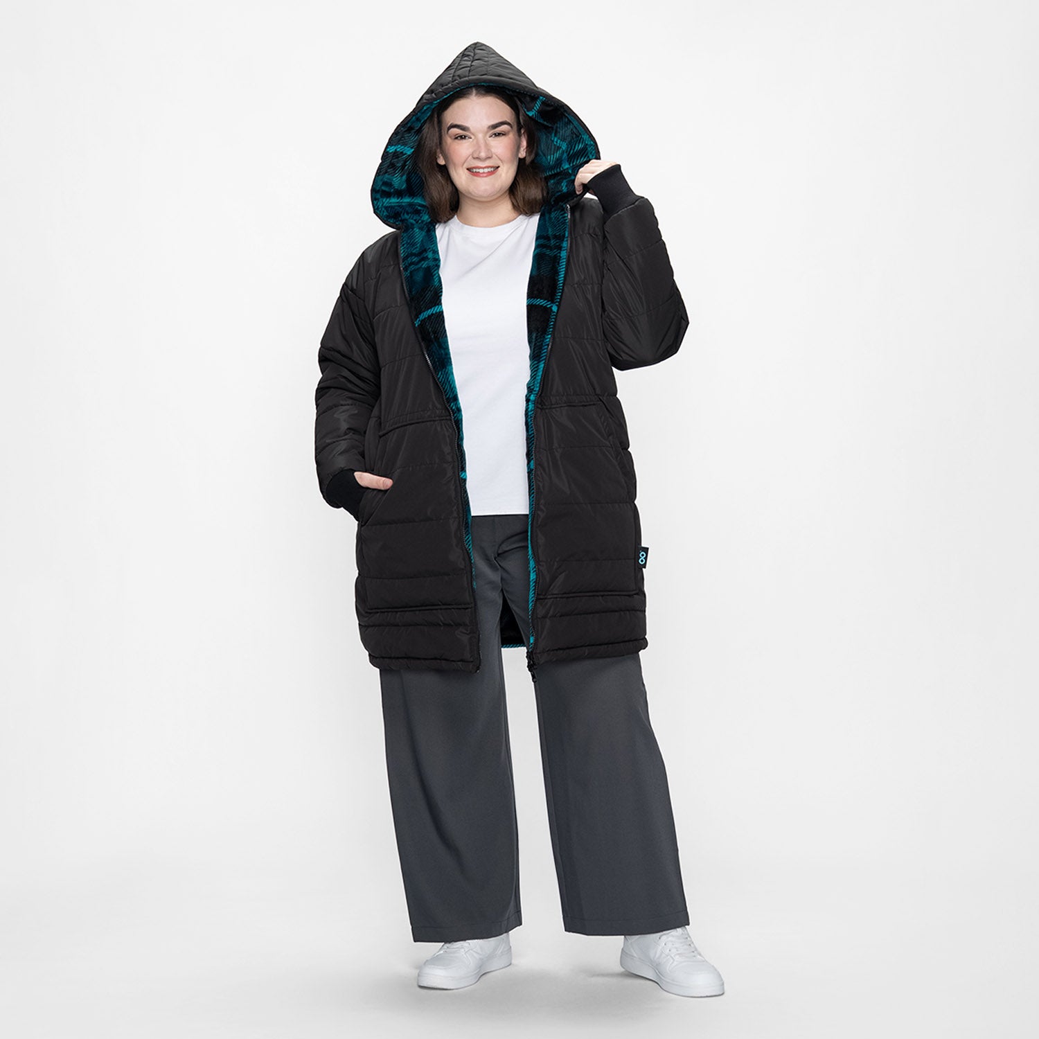 size: Claudia is 173cm wearing a size L/XL