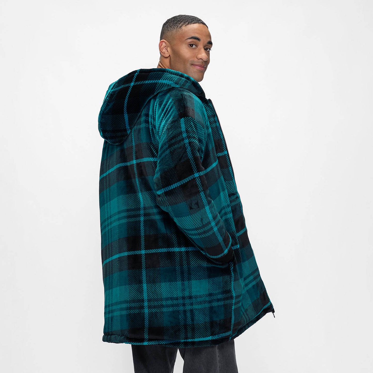 size: Asher is 182cm wearing a size L/XL