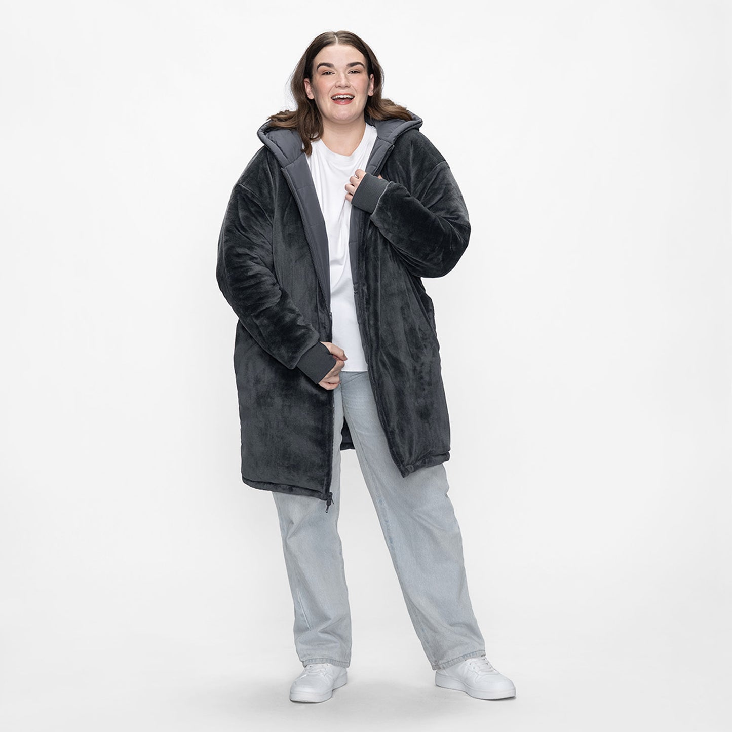 size: Claudia is 173cm wearing a size L/XL