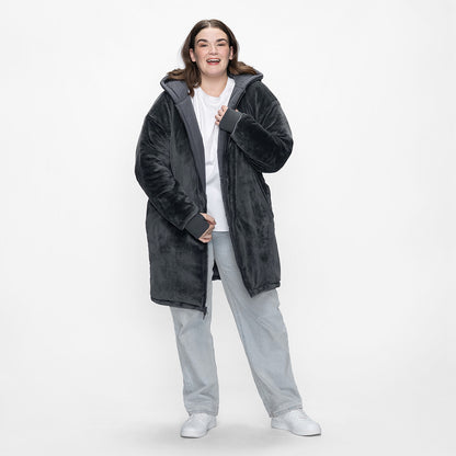 size: Claudia is 173cm wearing a size L/XL