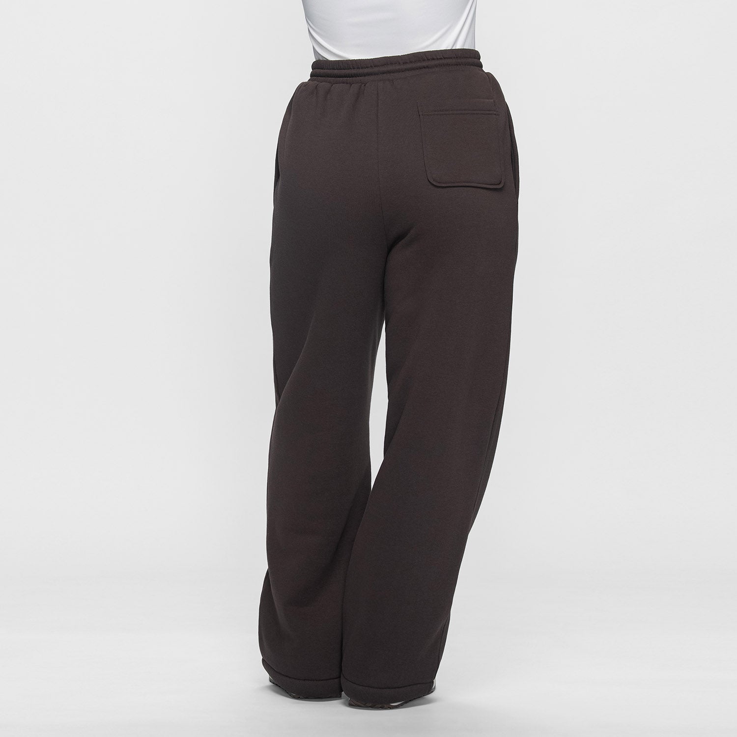 size: Victoria is 183cm wearing a size L/XL