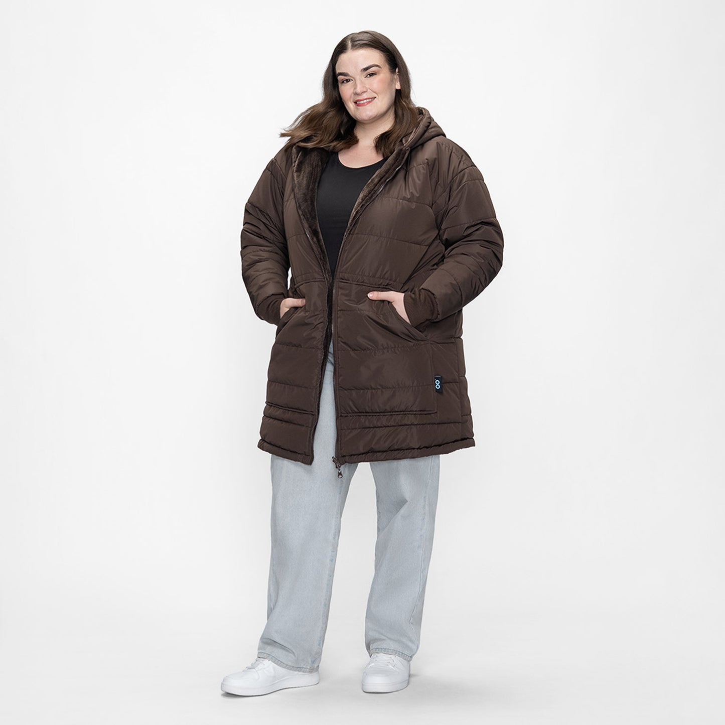size: Claudia is 173cm wearing a size L/XL