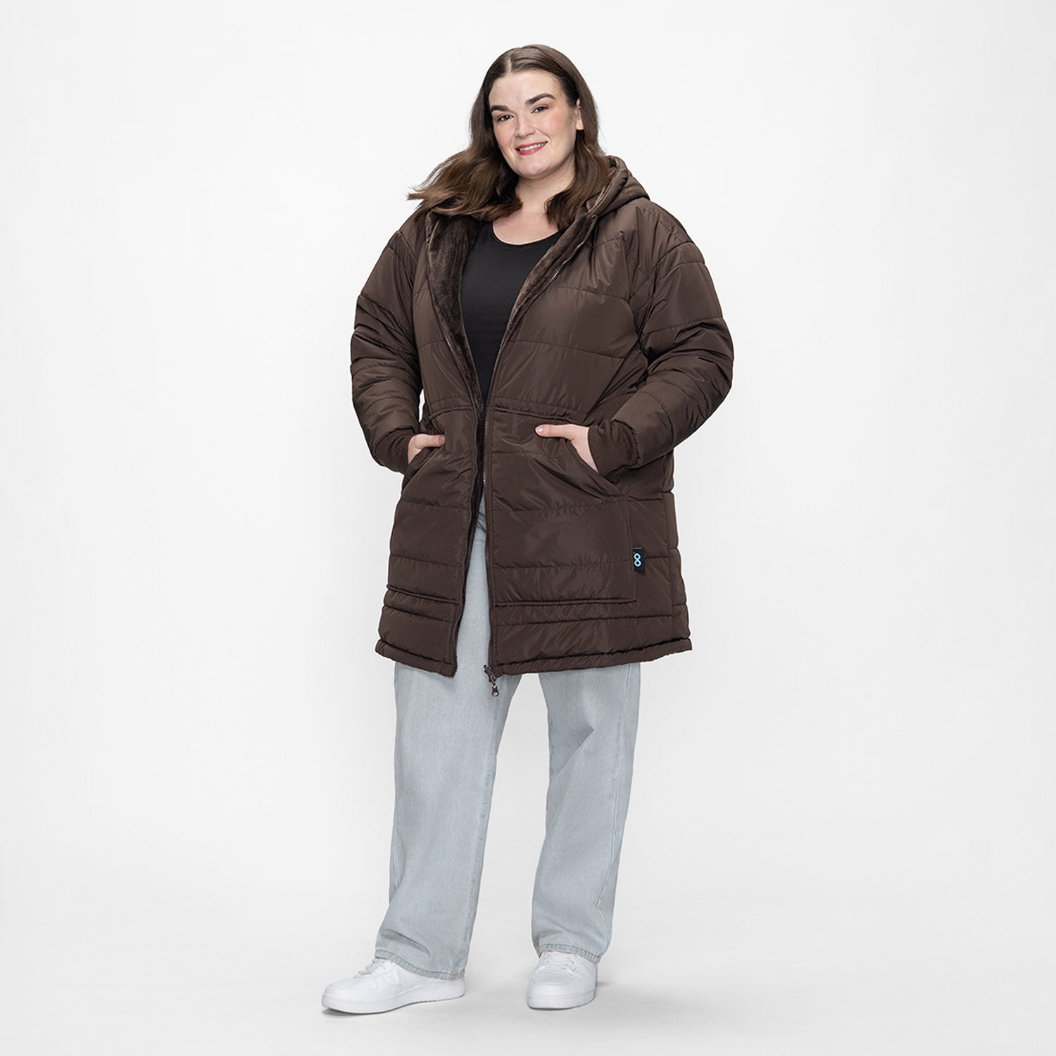 size: Claudia is 173cm wearing a size L/XL