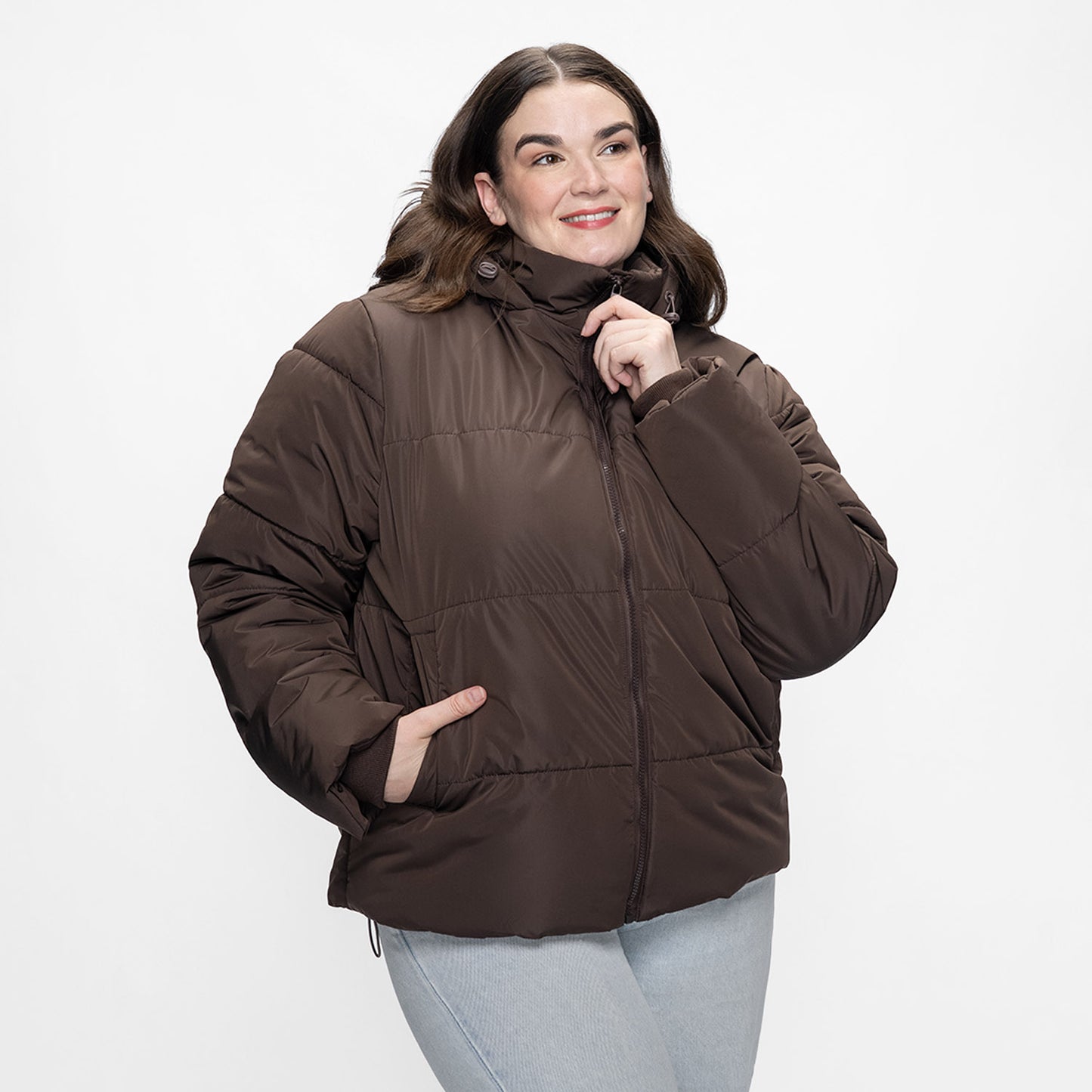 size: Claudia is 173cm wearing a size L/XL