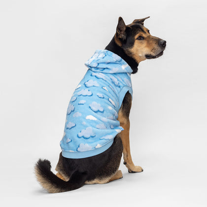 size: Luk Yuet is wearing a size XL