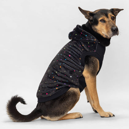 size: Luk Yuet is wearing a size XL