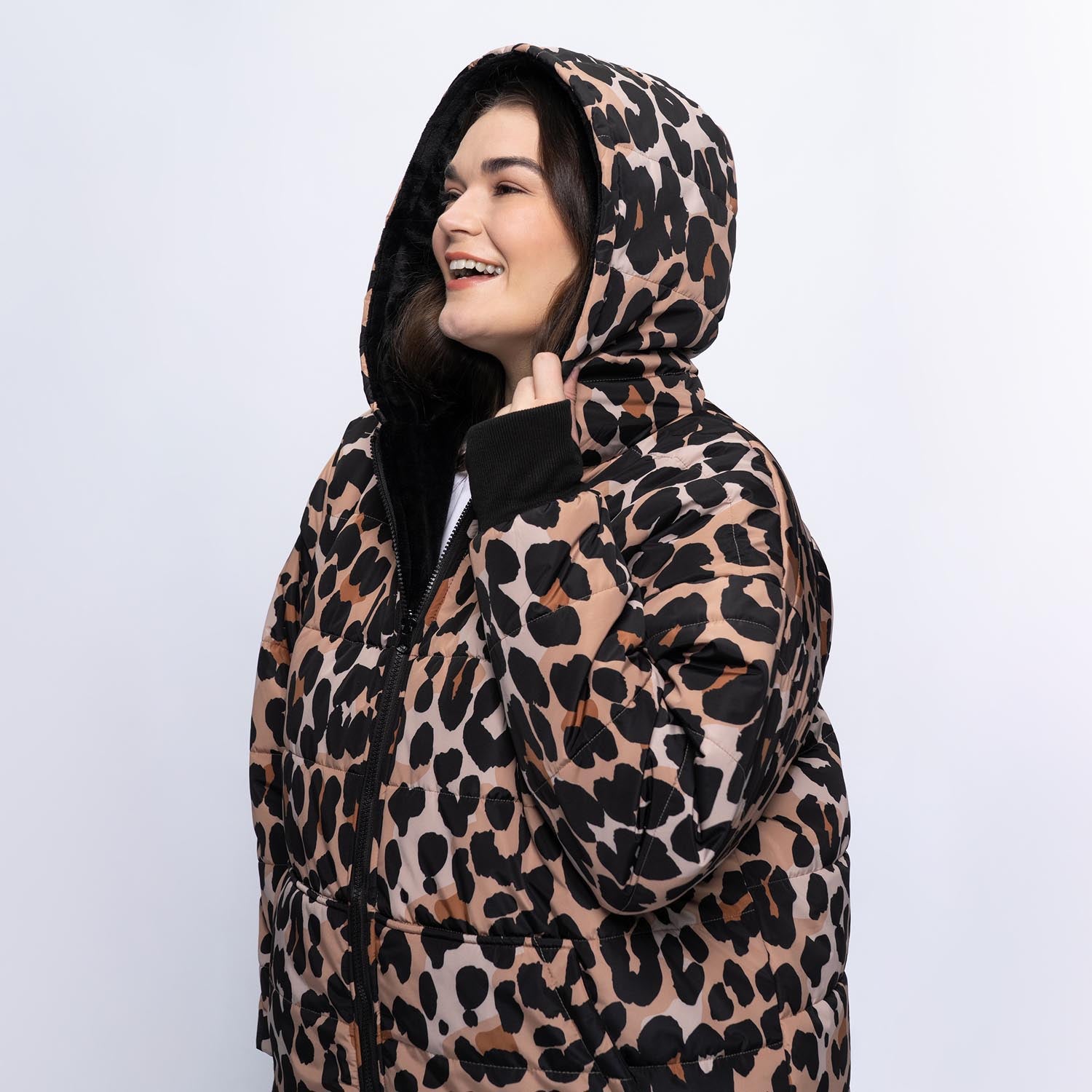 size: Claudia is 173cm wearing a size L/XL