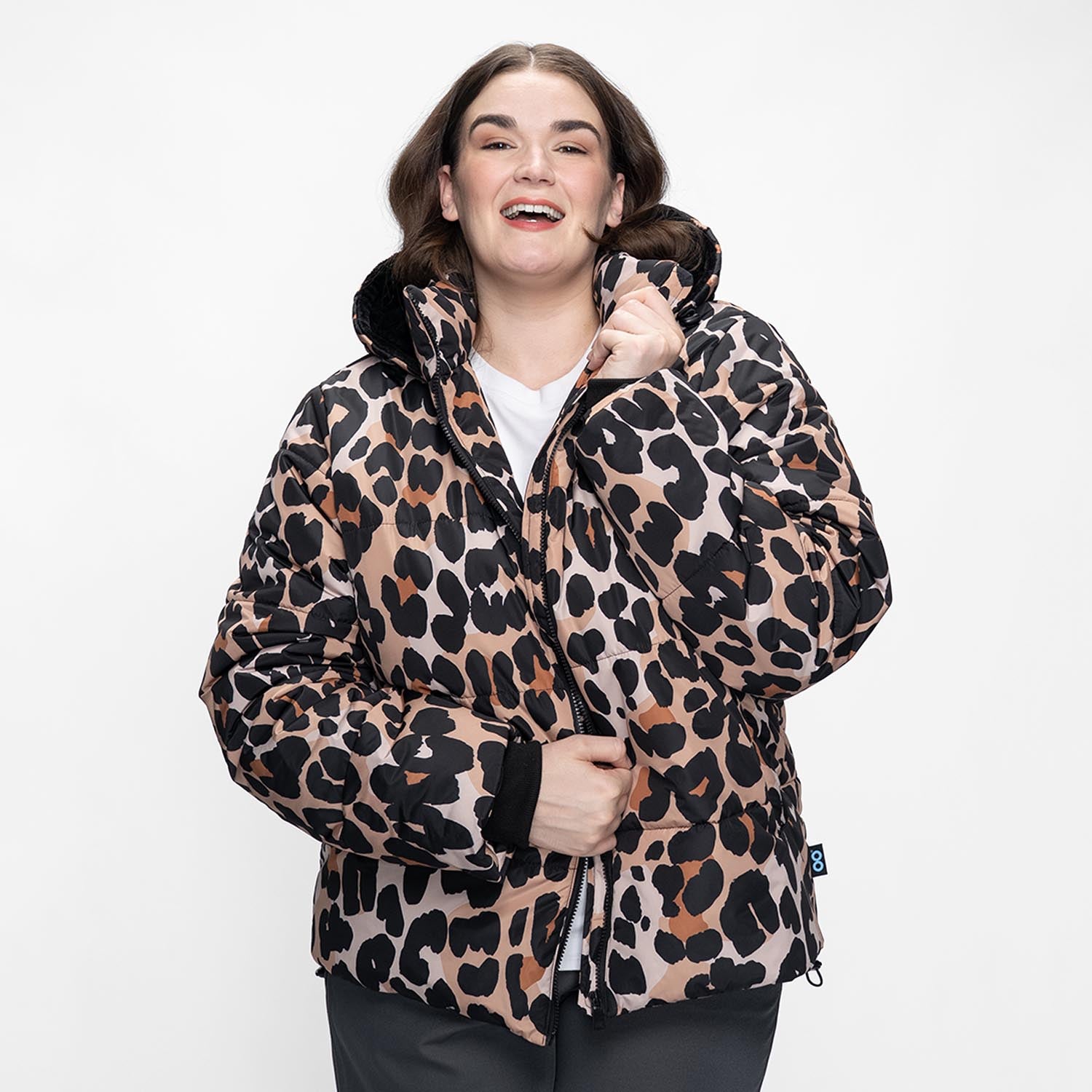 size: Claudia is 173cm wearing a size L/XL