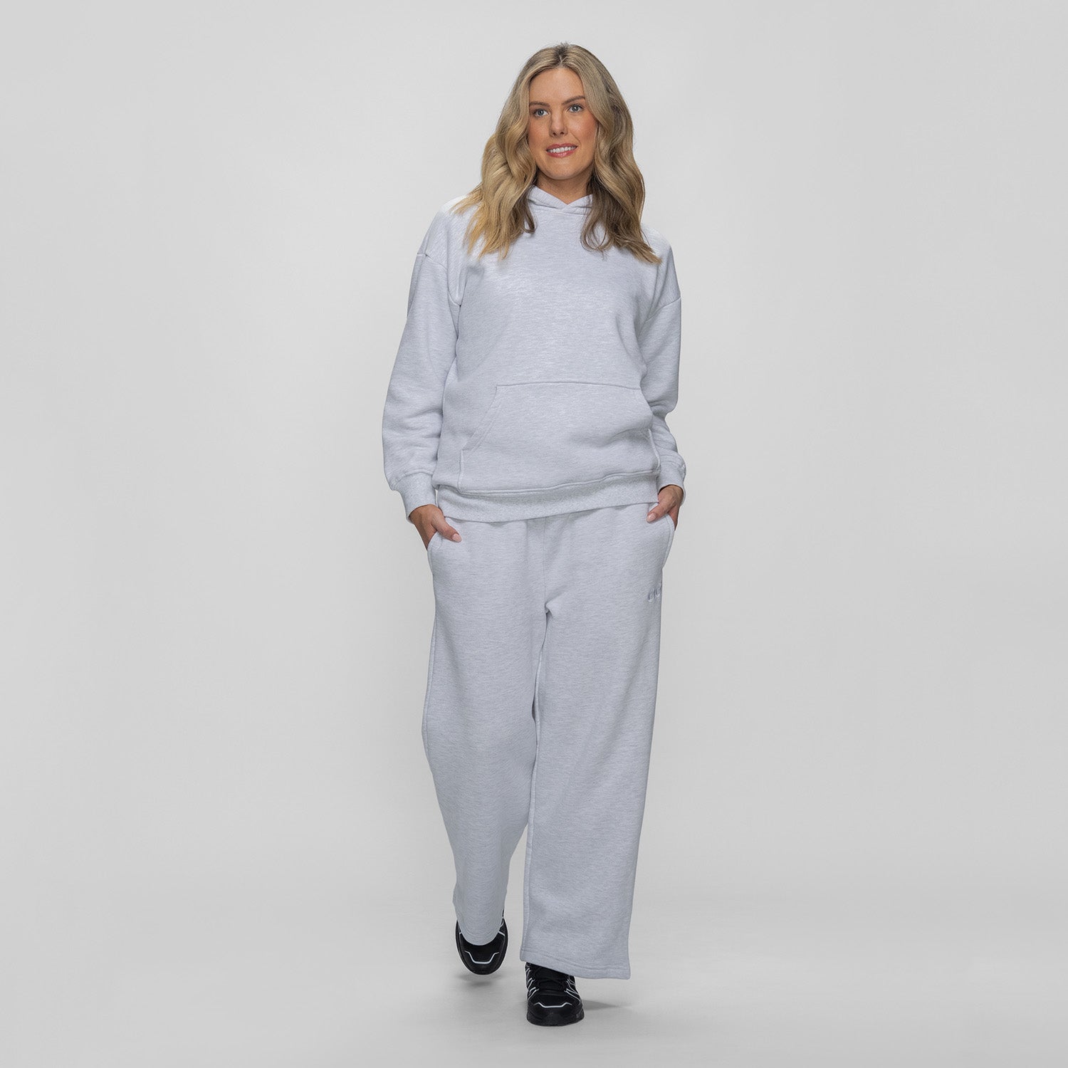 size: Victoria is 183cm wearing a size L/XL
