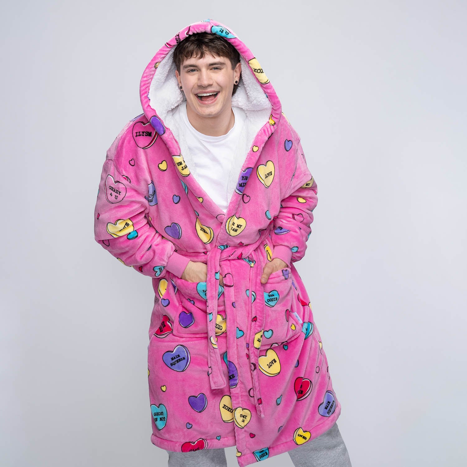 size: Connor is 183cm wearing a size L/XL