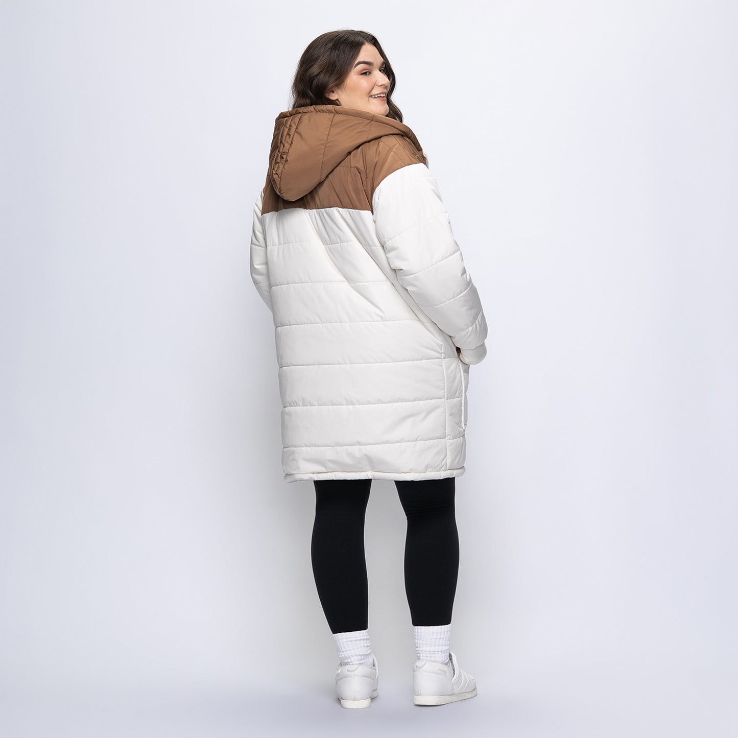 size: Claudia is 173cm wearing a size L/XL