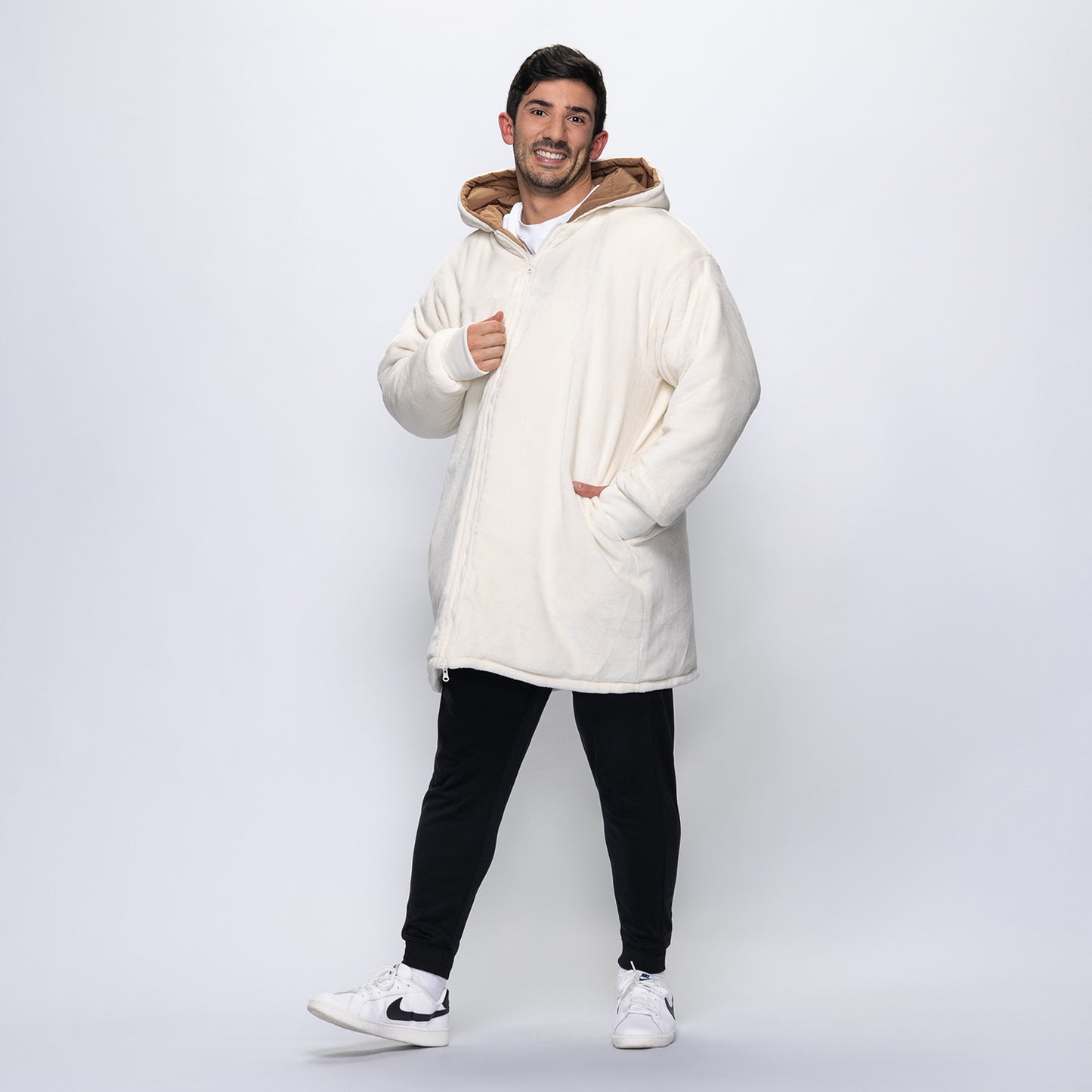 size: Martin is 186cm wearing a size L/XL