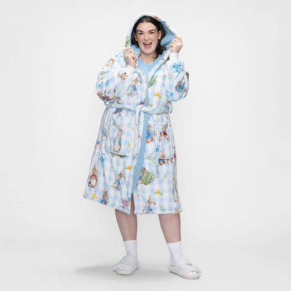 size: Claudia is 173cm wearing a size L/XL