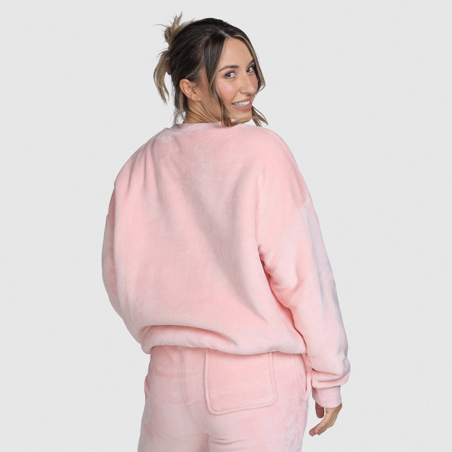 size: Mia is 170cm wearing a size S/M