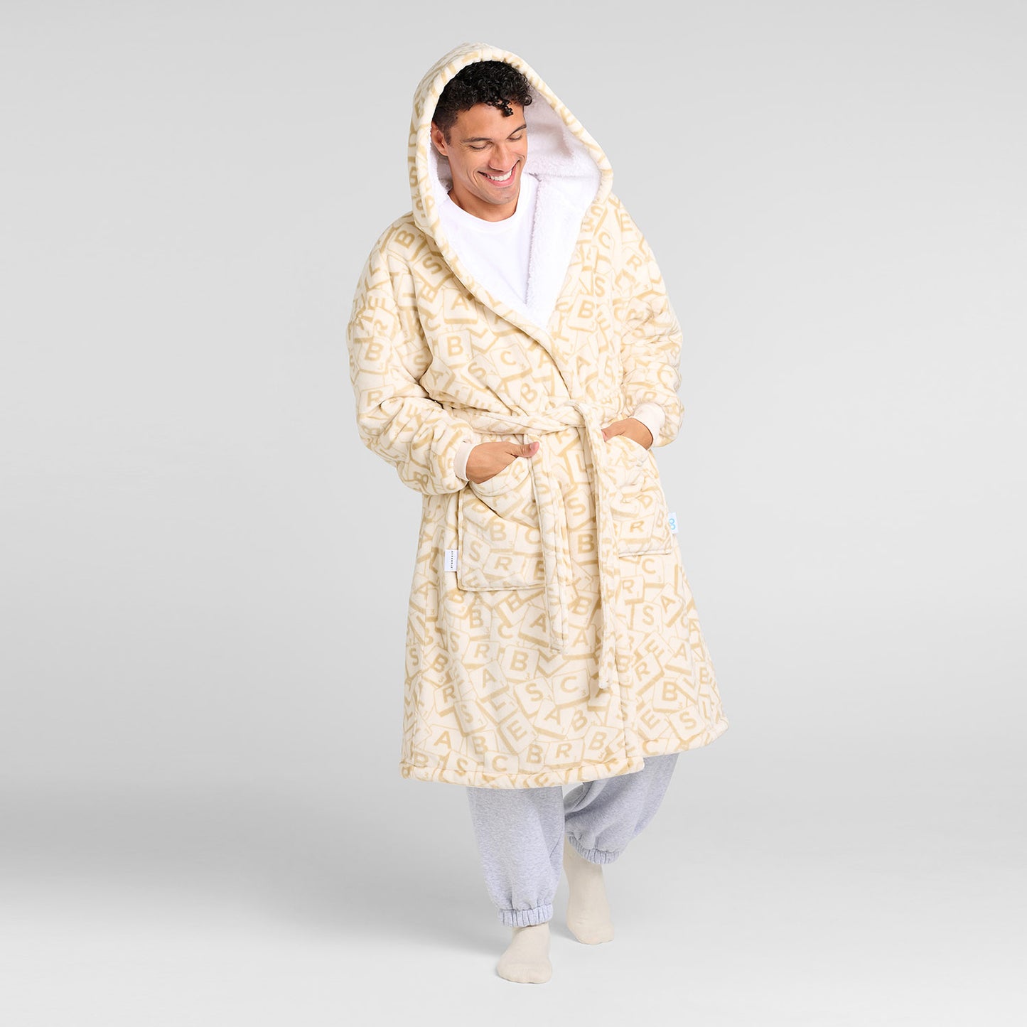 size: Renato is 179cm wearing a size L/XL