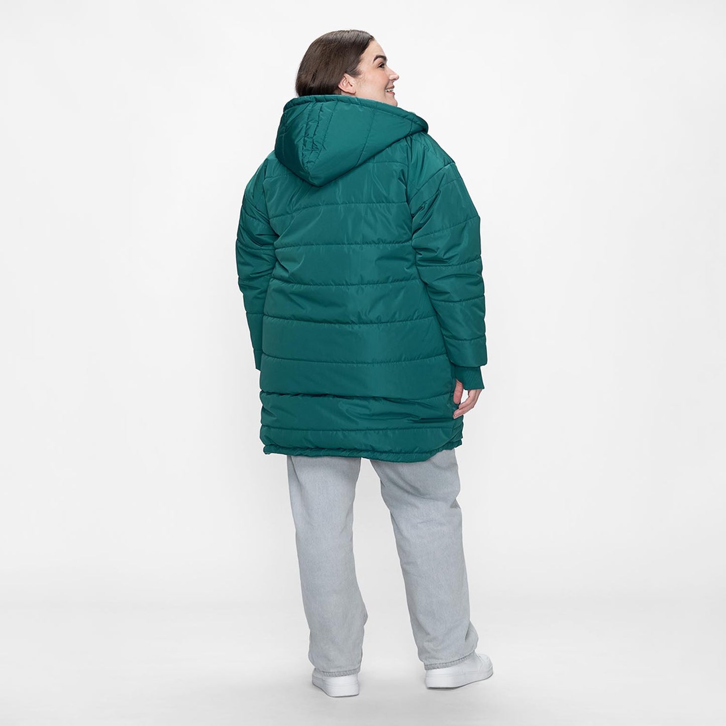 size: Claudia is 173cm wearing a size L/XL