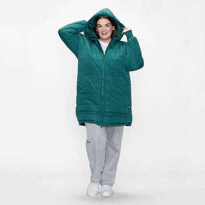 size: Claudia is 173cm wearing a size L/XL