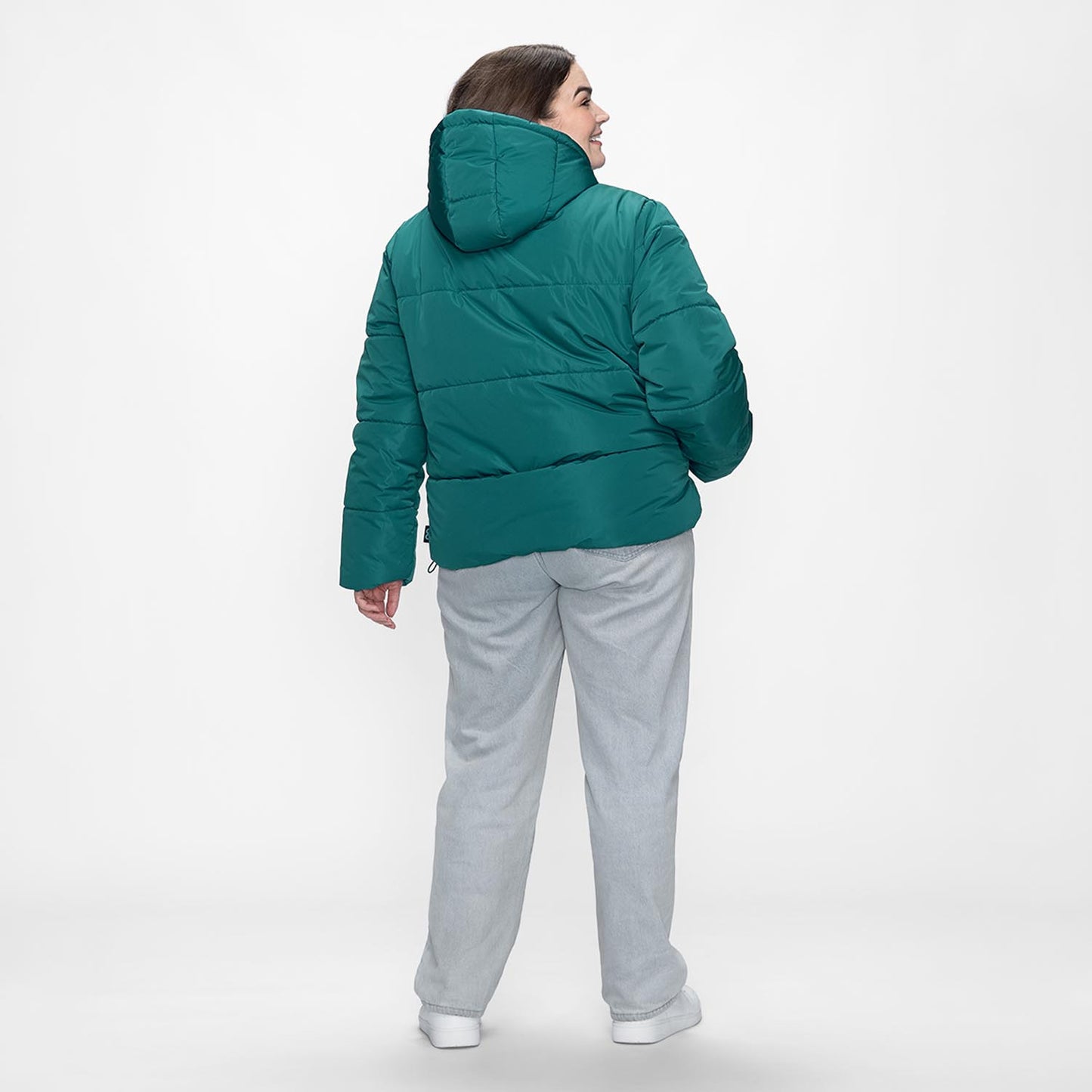 size: Claudia is 173cm wearing a size L/XL